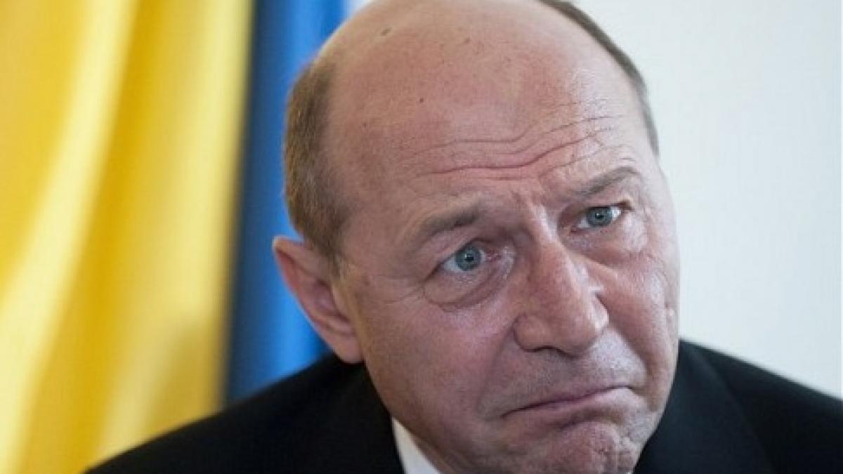 Băsescu, huiduit de oameni prin București: "Voiculescu i-a pus, vrea să mă facă să ies din politică"