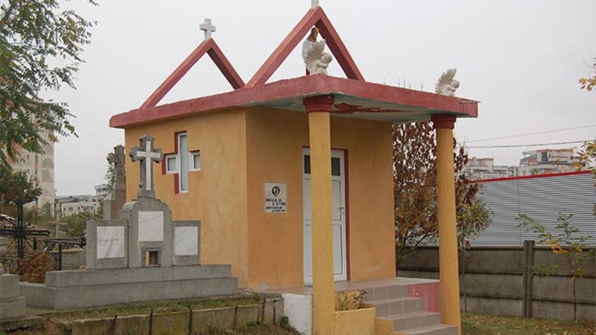 Doi pe un loc la cimitir. Corupţie printre morminte