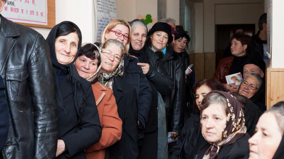 Spitalul-caravană, singura salvare din satele uitate