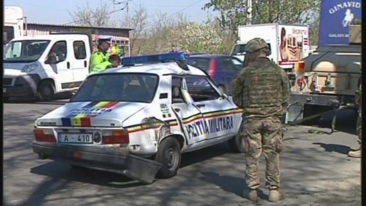 Haos pe centura Galaţiului. Un TAB american a acroşat o Dacie a Poliţiei Militare