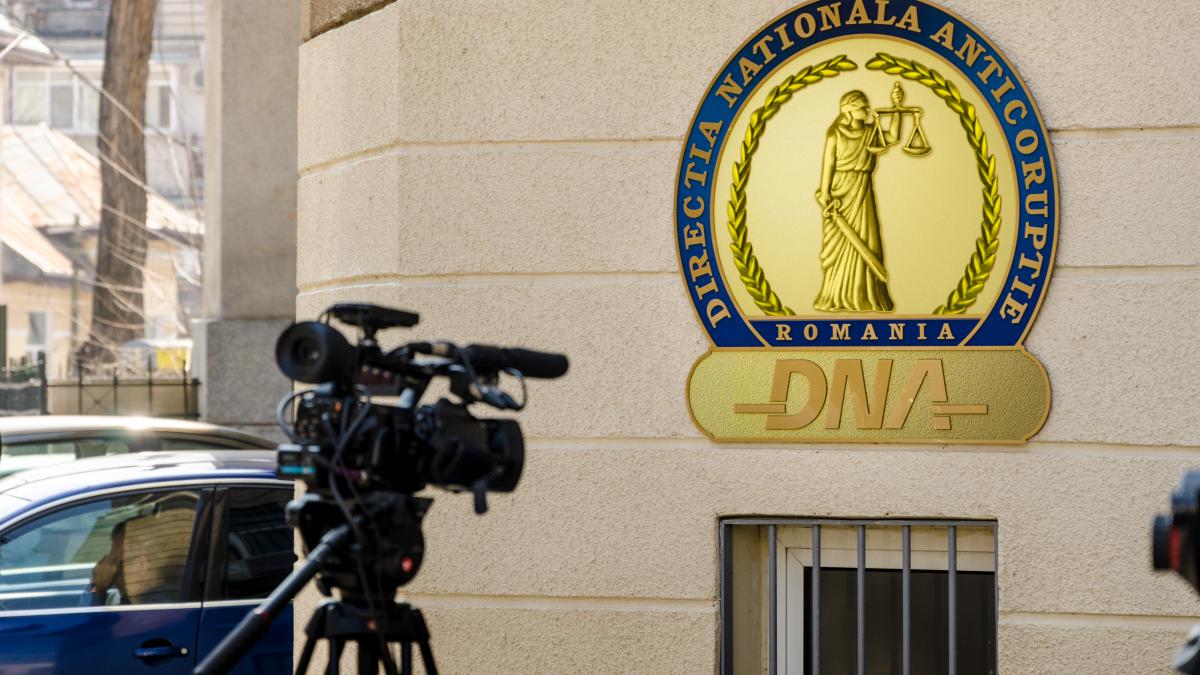 Statut incert pentru procurori