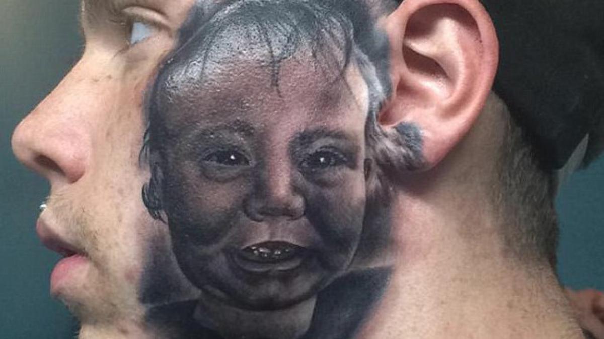 Tatuaj extrem. Pe acest bărbat nu-l va mai angaja nimeni