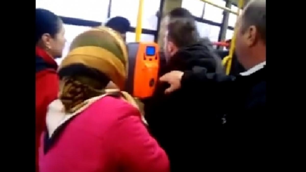 Bătaie filmată în RATB. Controlorii au sărit cu pumnii pe un călător fără bilet