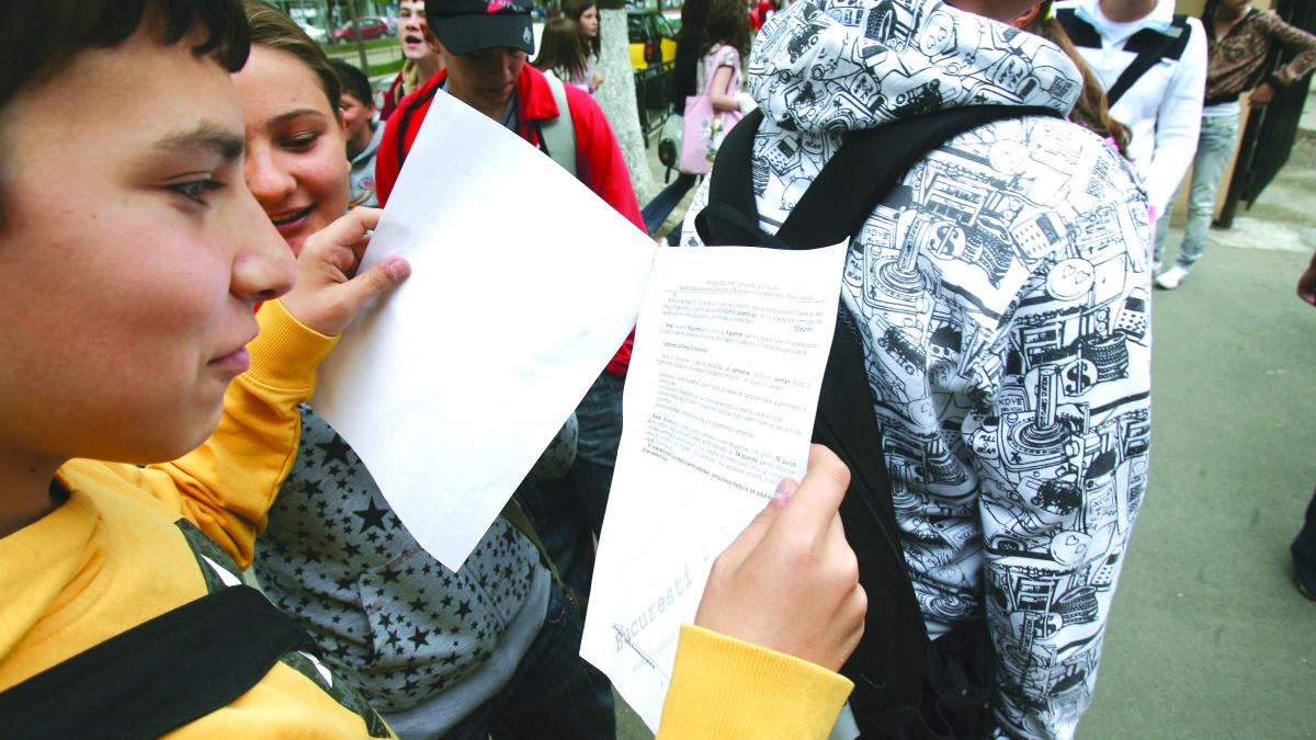 Evaluarea Naţională 2015: Părinţii vor examene decisive, jumătate dintre elevi nu iau 5