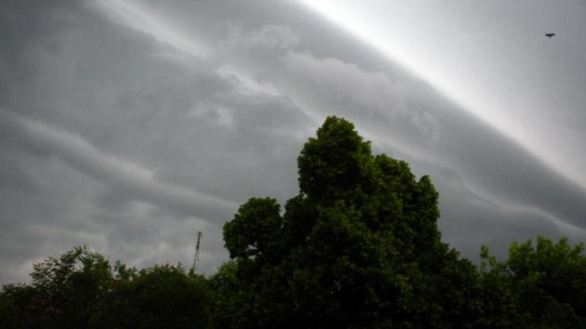 Avertizări METEO. Cod galben de furtună și ploi torențiale în mai multe județe din țară