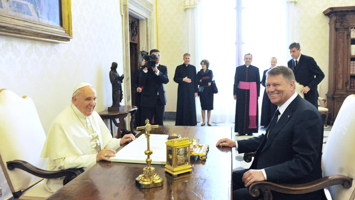 Preşedintele Klaus Iohannis a fost primit, la Vatican, de Papa Francisc