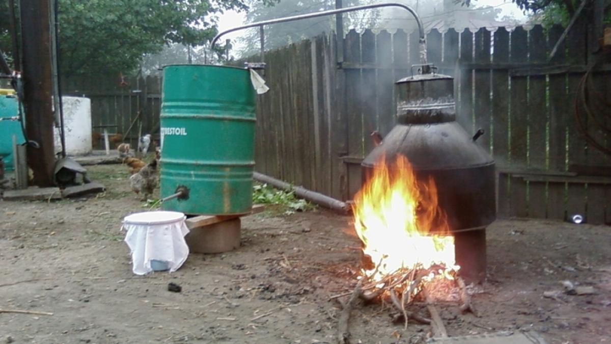  Doi bărbați, GRAV răniți de explozia cazanului de țuică