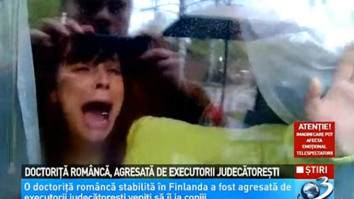 IMAGINI ŞOCANTE! O româncă din Finlanda e agresată de executorii judecătoreşti care vor să-i ia copiii