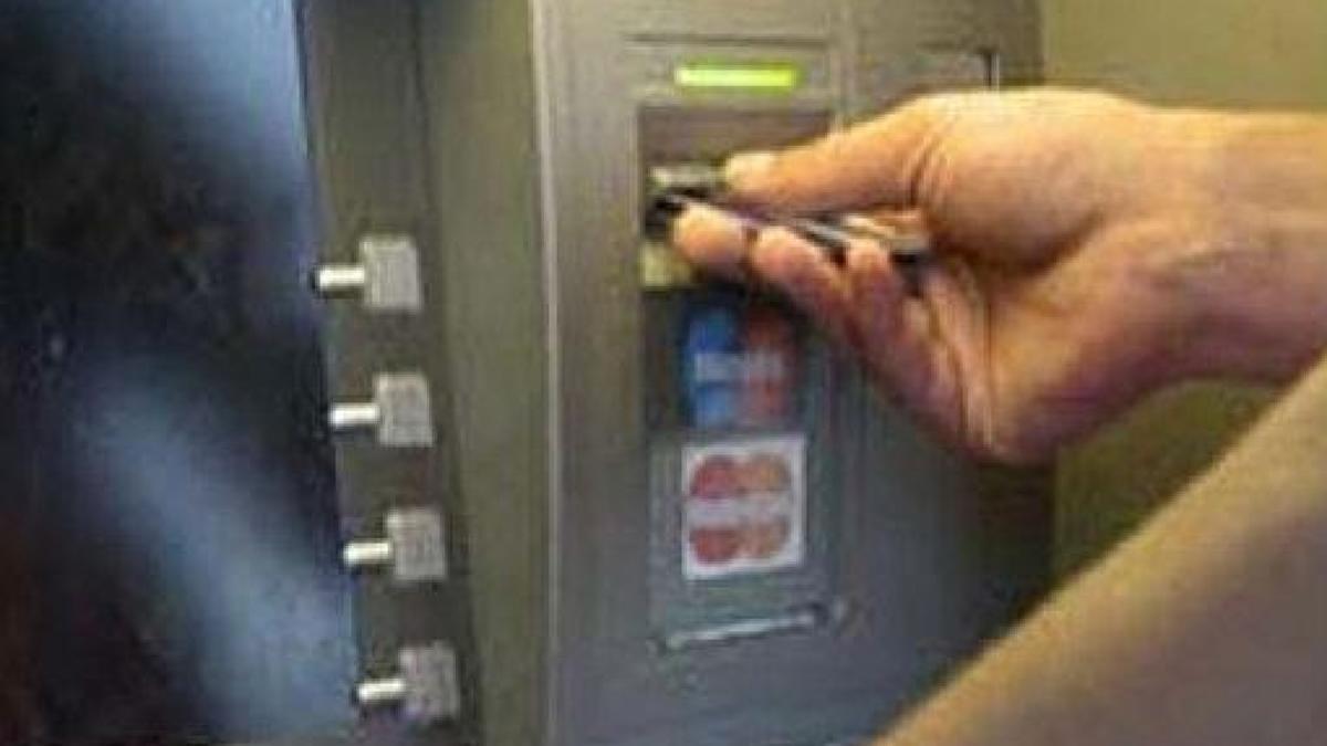 Băncile mici se bat pe salariile românilor