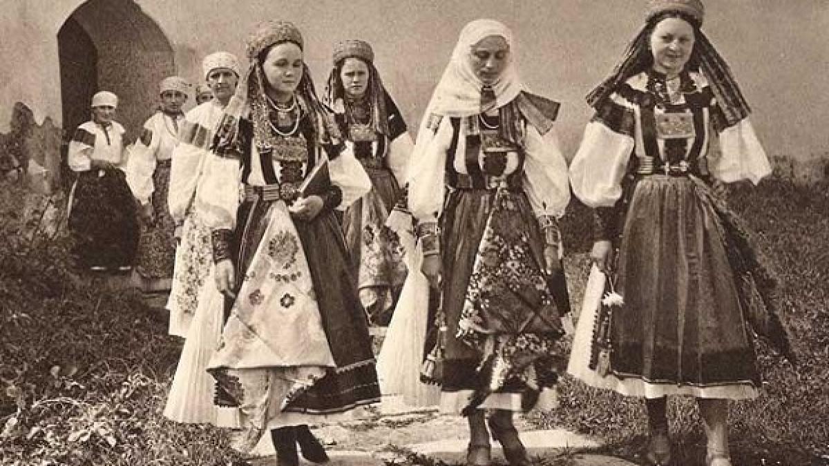 Tradiții la Cincizecime: Moșii de Vară, Duminica Rusaliilor, Ziua Călușarilor
