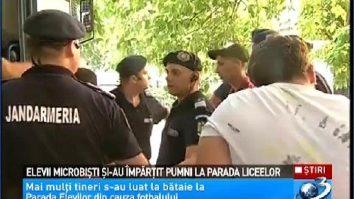  Parada Liceelor. Elevii microbişti s-au bătut ca pe stadion! (VIDEO)