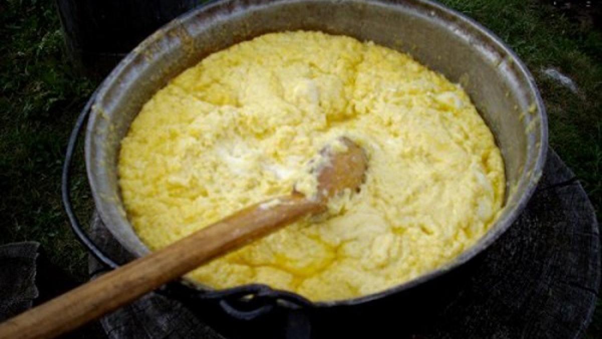 Rețeta zilei de miercuri. Balmoș mușcelean sau „fondue roumaine”
