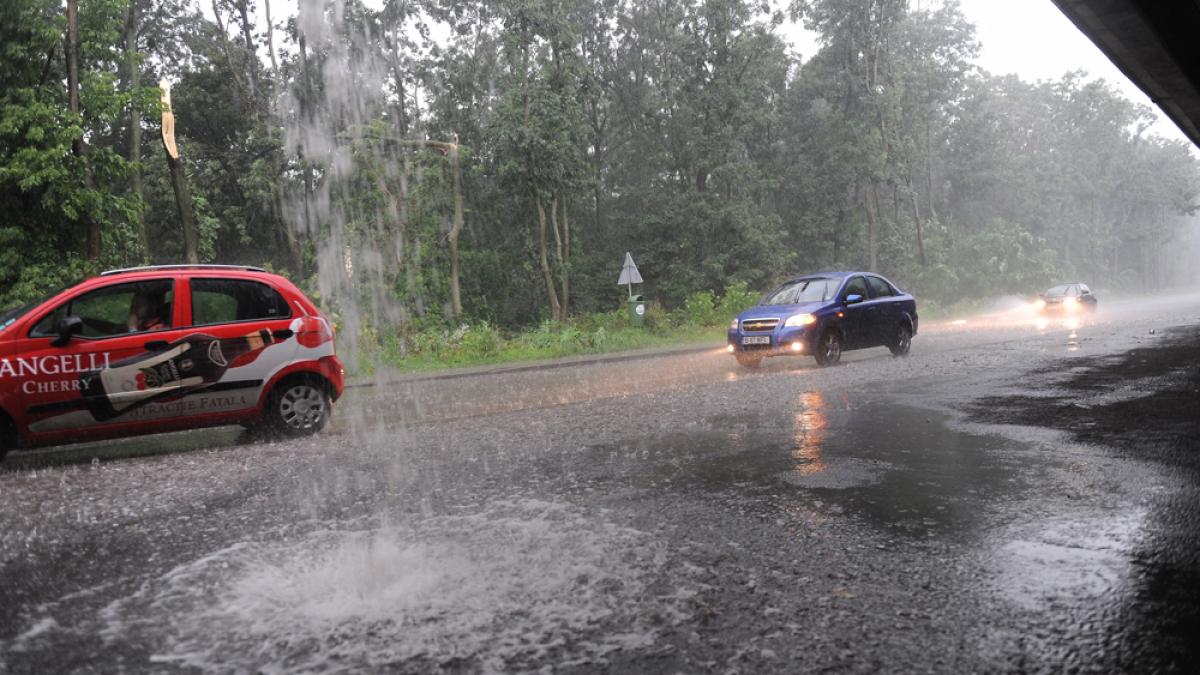 AVERTIZARE NOWCASTING - Cod galben de furtună în mai multe judeţe