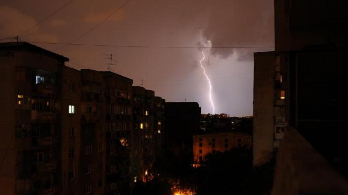 Informare de instabilitate atmosferică, începând de duminică seară, la nivelul întregii ţări