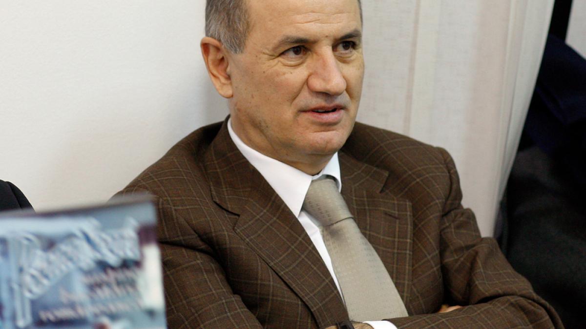 Universitatea Bucureşti vrea înfiinţarea unei comisii care să examineze cartea lui George Copos