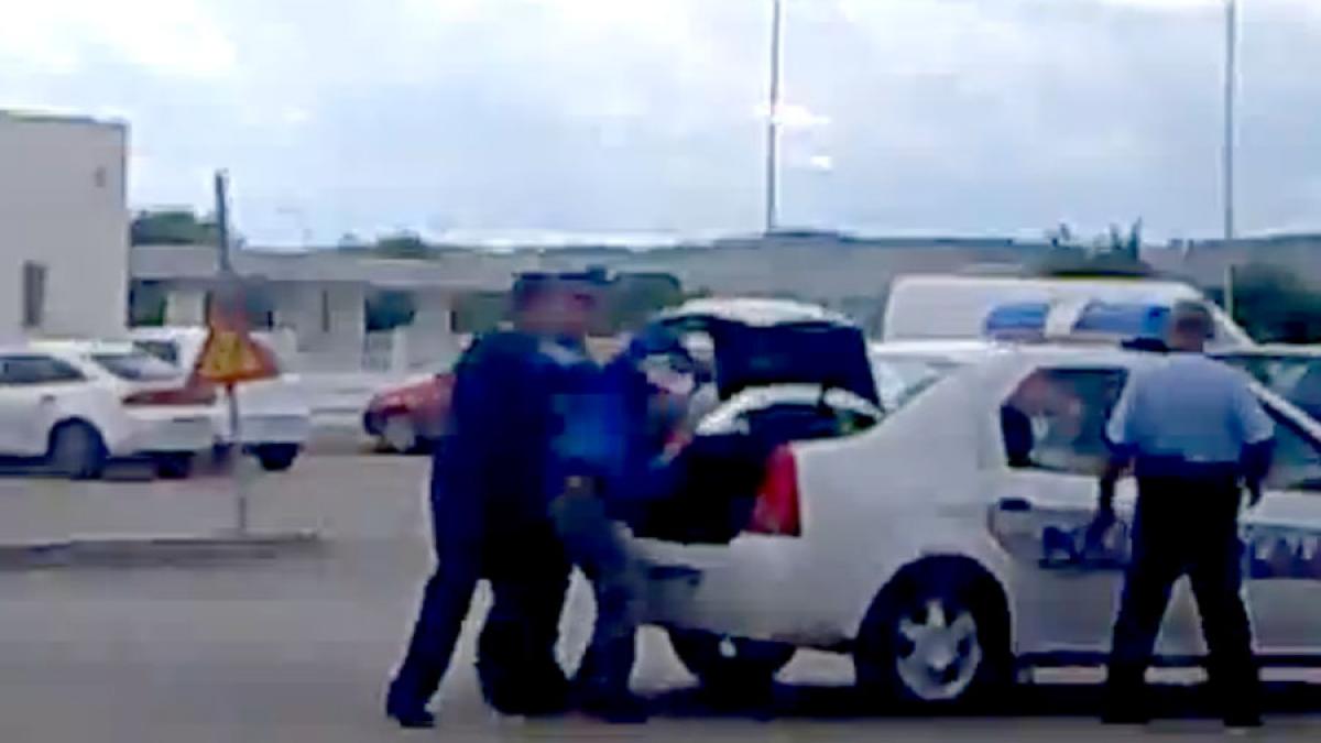 De ce nişte poliţişti au băgat un om în portbagajul maşinii lor. Explicaţia este halucinantă (VIDEO)