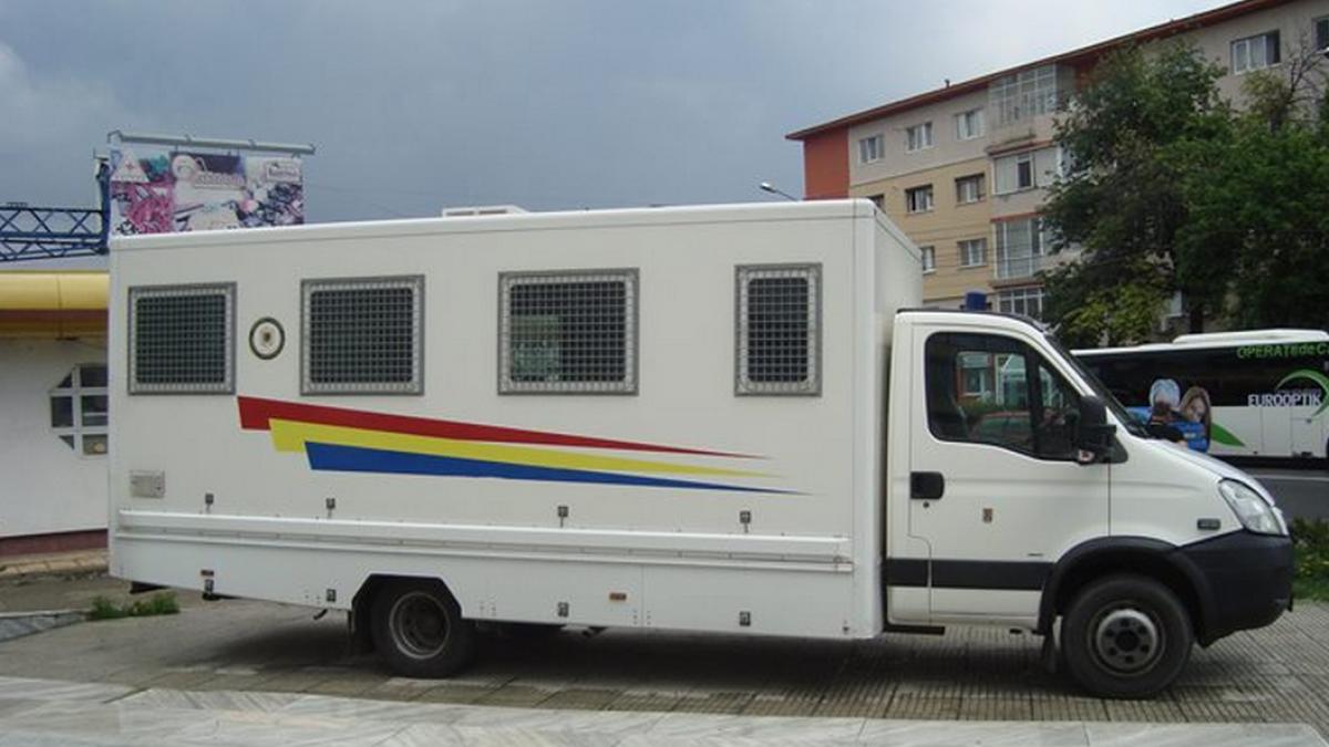 O maşină a Administraţiei Penitenciarelor, implicată într-un accident rutier