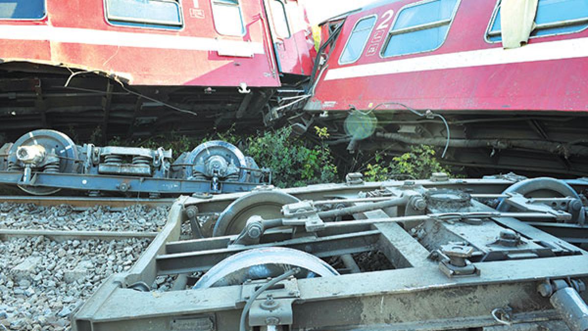Record sumbru: un tren deraiat pe lună 