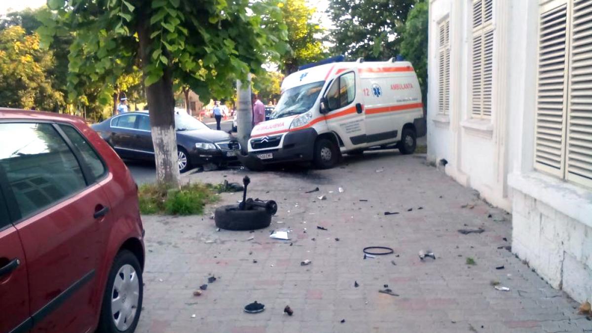 ACCIDENT GRAV în Eforie Sud. O ambulanţă cu pacient, izbită de un autoturism