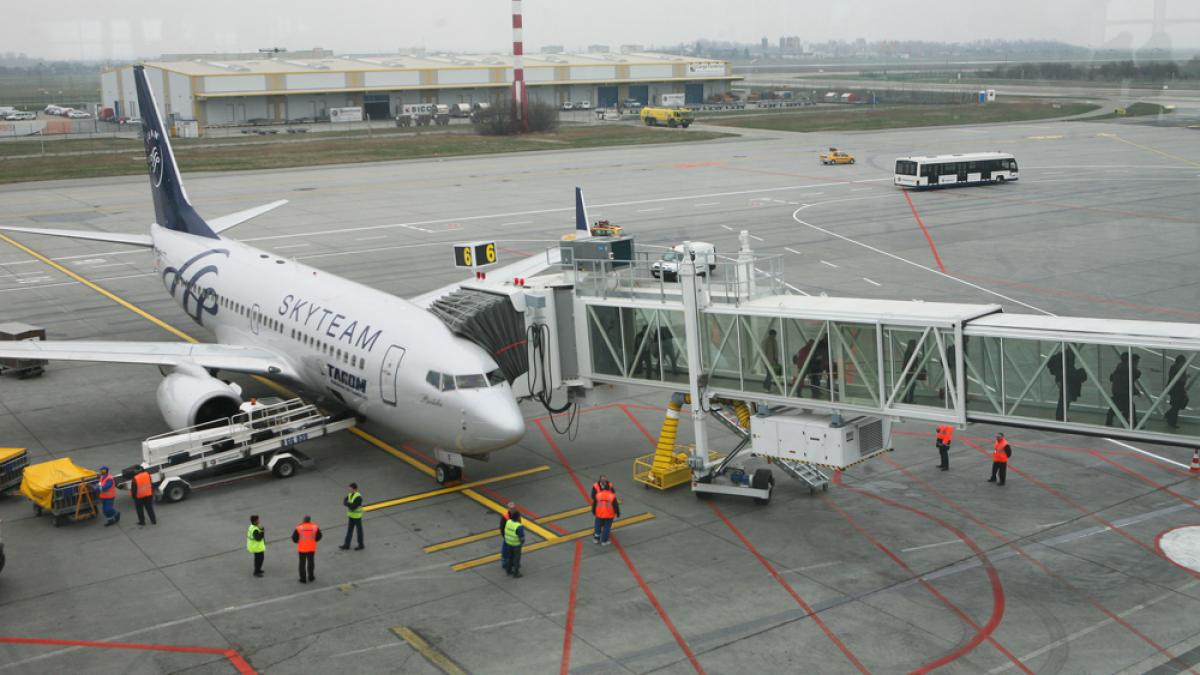 Controlorii de trafic aerian vor intra, miercuri, în grevă de avertisment