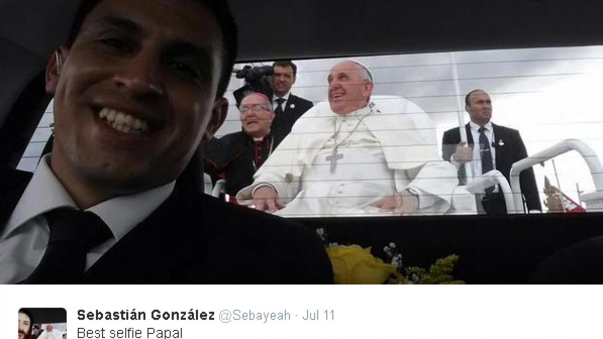 Cine a făcut cel mai tare selfie cu Papa Francisc