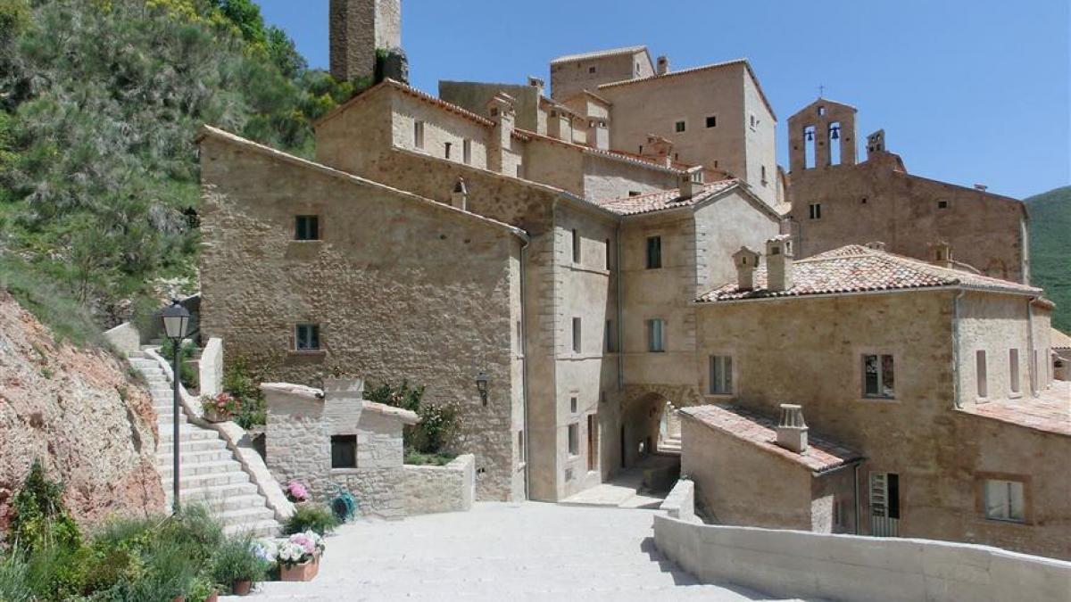 Un întreg sătuc din Italia este de vânzare. Cât costă (GALERIE FOTO)