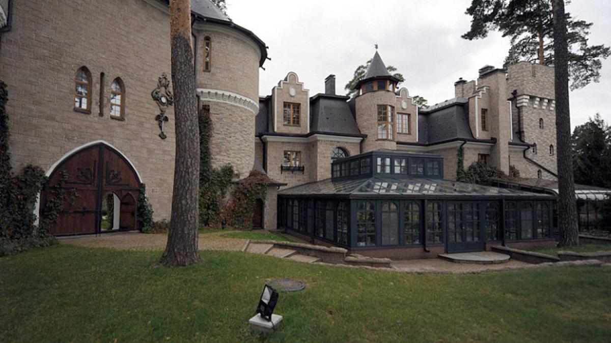 De ce mega vilele oligarhilor ruşi sunt de vânzare. Cât a ajuns să coste un conac în centrul Moscovei (GALERIE FOTO)