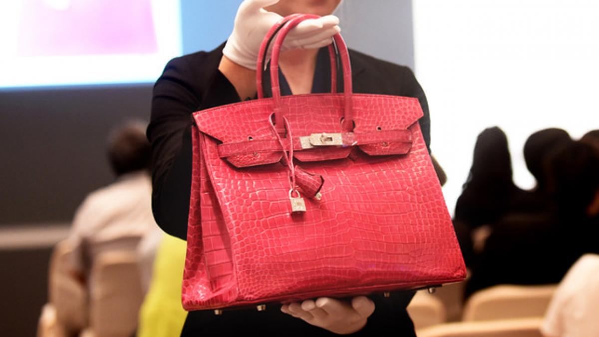 Scandal IMENS în LUMEA MODEI. Casa HERMES este pusă la zid