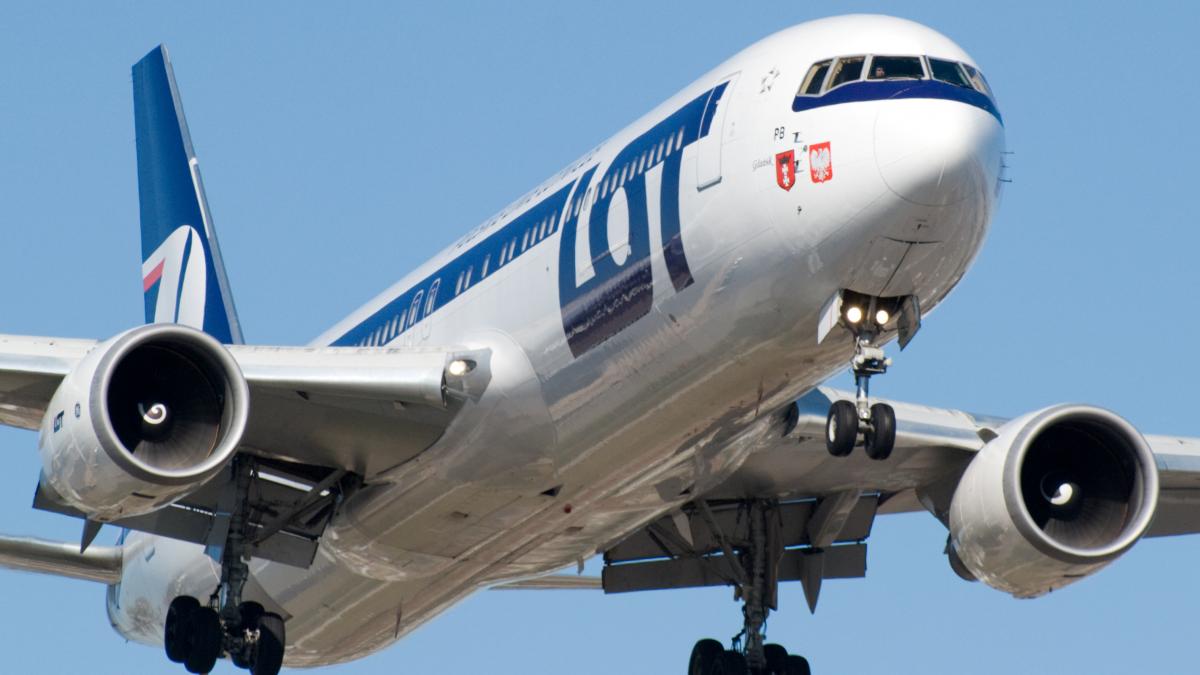 LOT Polish Airlines introduce plata cu bitcoin