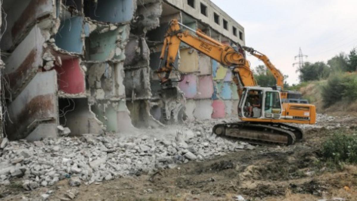 Giurgiu. "Dorel" a demolat, din greşeală, un alt bloc! ”Care e treaba voastră? Şi dacă am greşit clădirea, ce?”