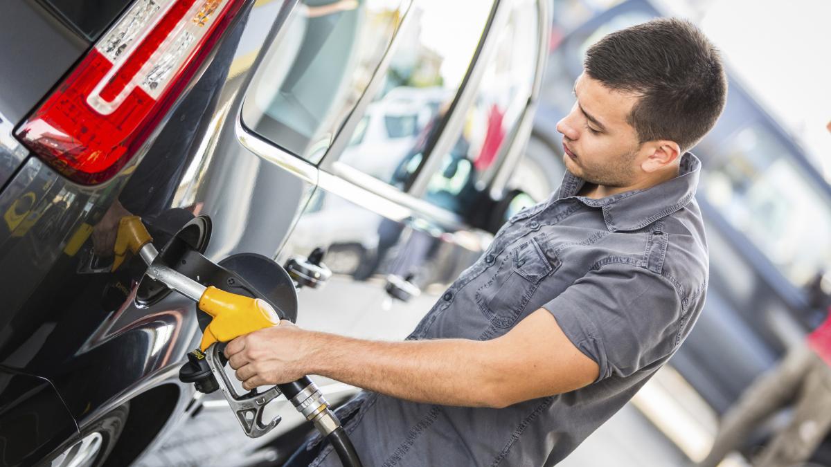 Paradox românesc: petrolul se ieftineşte, benzina se scumpeşte