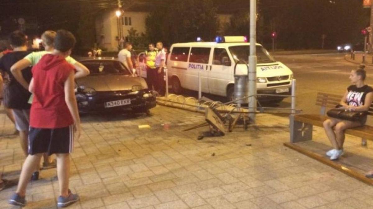 tupeu de smecher a facut derapaje in fata unui mall si a intrat intr un stalp