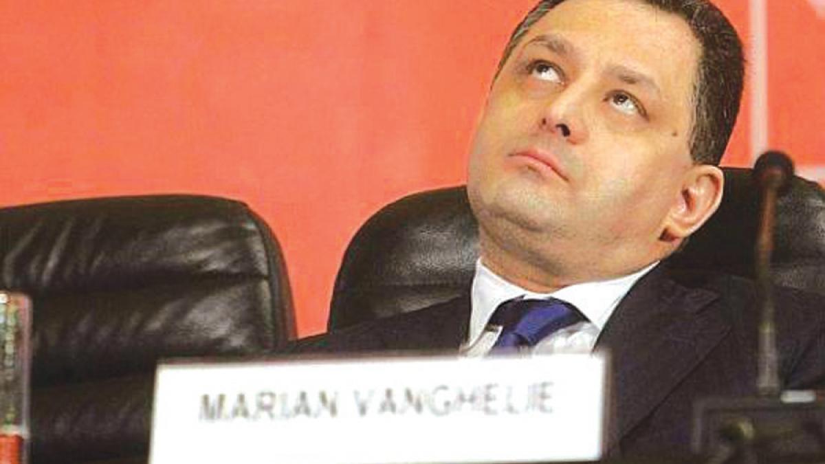 (DEZ)ILUZIA ZILEI - Marean, bărbat de casă
