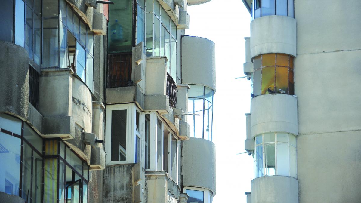 Băncile dau afară din casă 10.000 de datornici