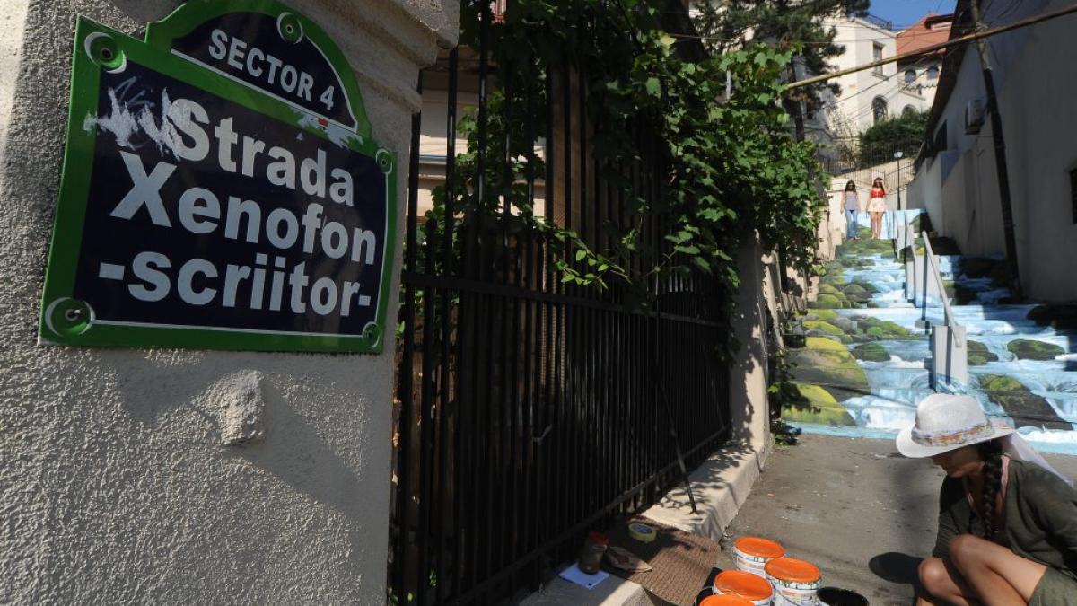 Pe strada Xenofon din Bucureşti "curge" o cascadă - GALERIE FOTO