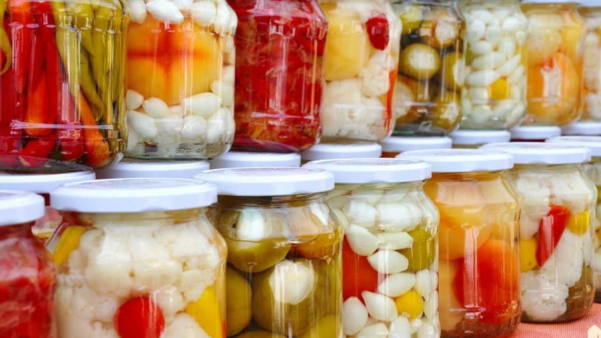 Conserve pentru iarnă. REȚETE pentru gogoșari murați cu conopidă și vinete marinate
