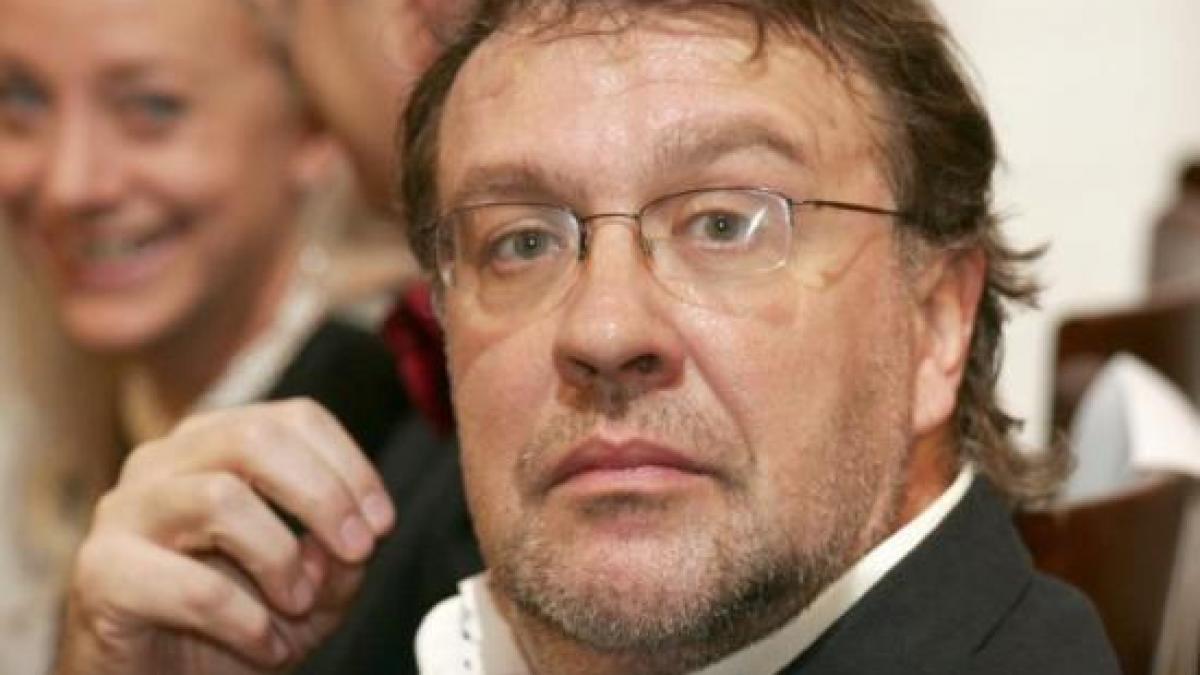 Infirmiera care s-a fotografiat alături de Cotabiţă a fost concediată! Şi colega care a făcut poza a fost dată afară