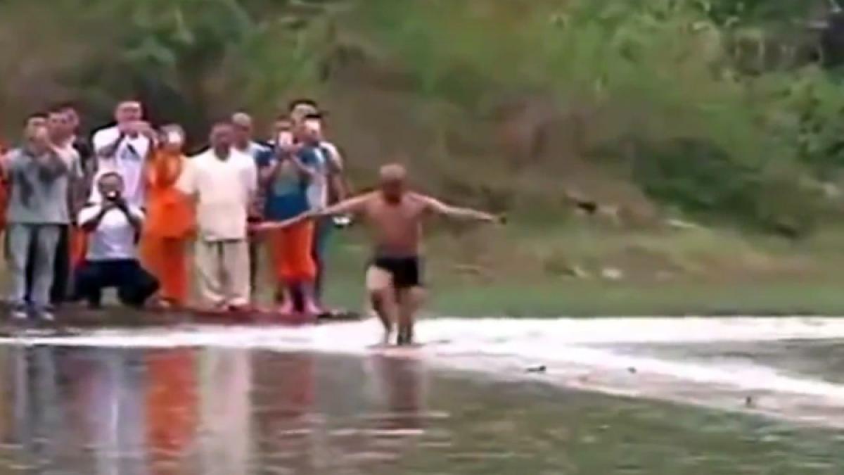 Menagerry Round weak Un călugăr șaolin a ”mers” pe apă 125 de metri - VIDEO