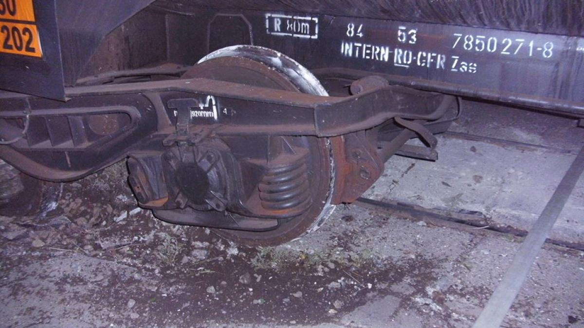 Un tren cu motorina a deraiat, intre Caransebes si Herculane! Circulatia feroviara e blocata