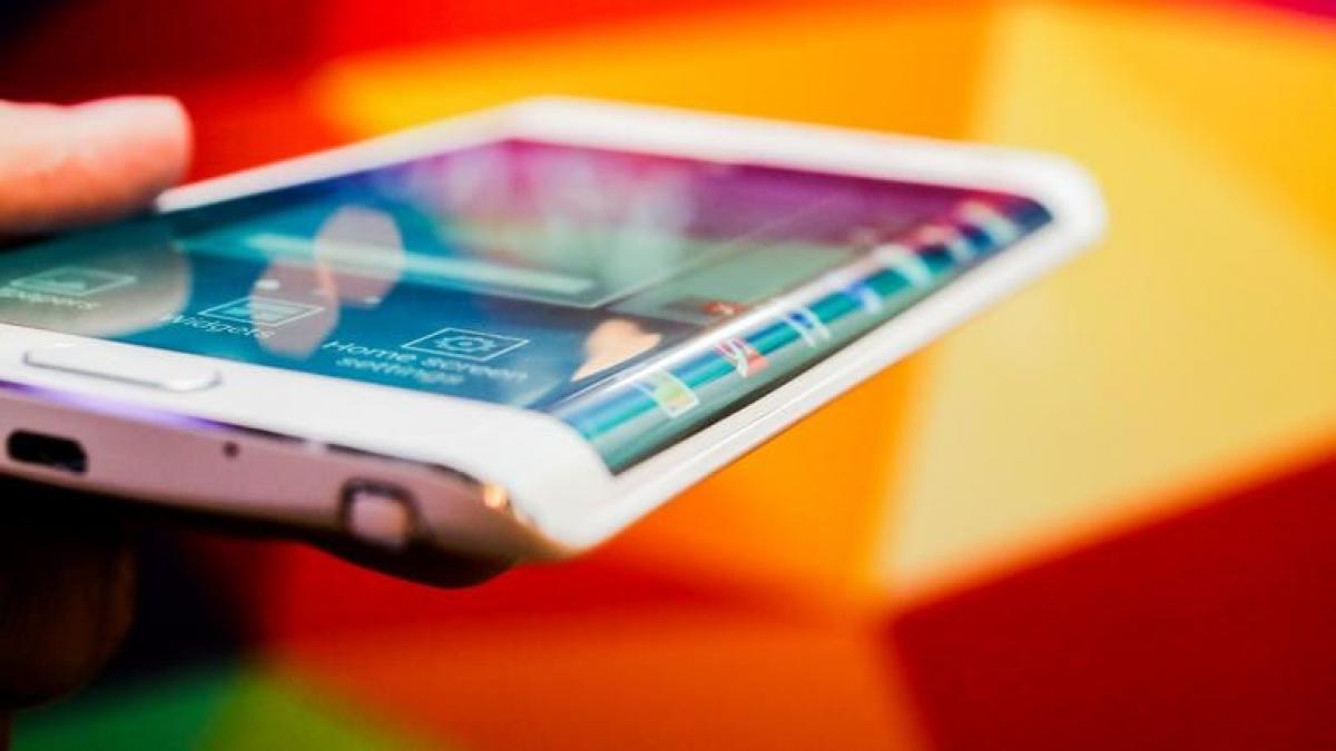 Huawei vrea să achiziţioneze ecrane curbate de la Samsung