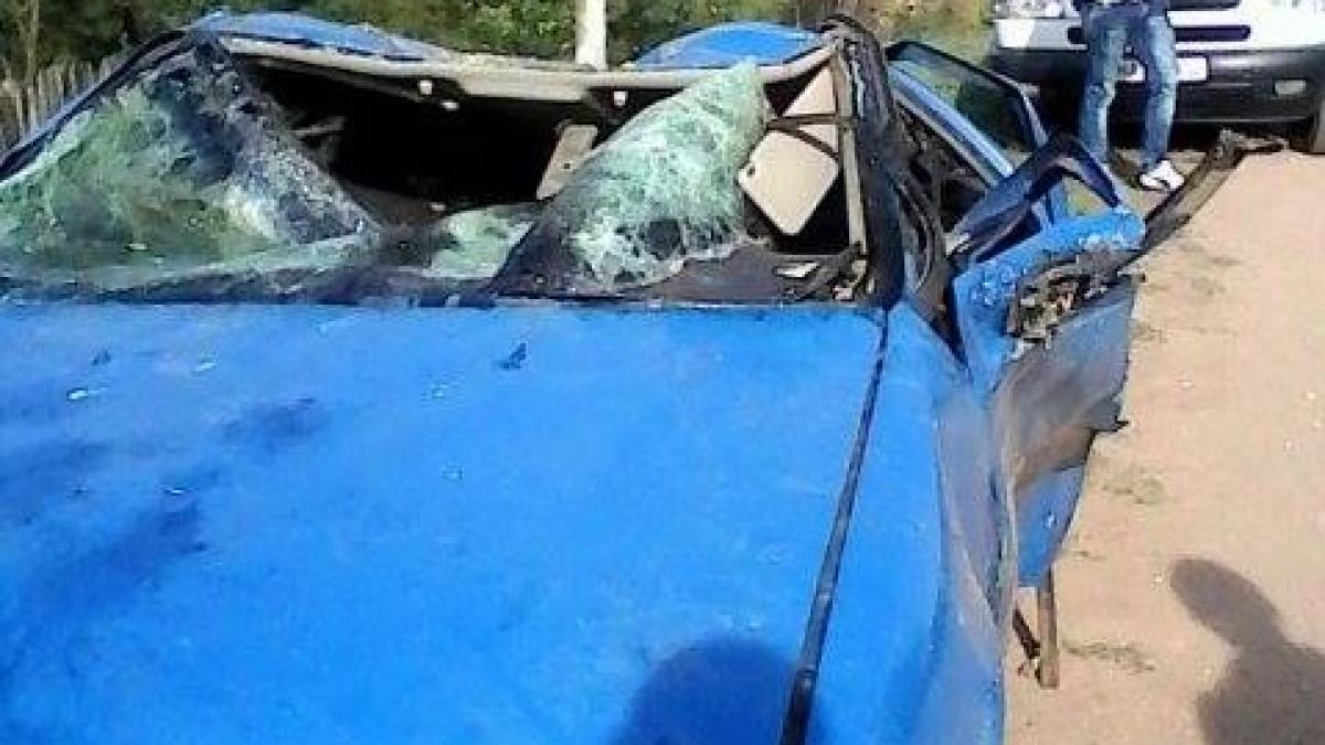 Accident TERIBIL in Gorj. A murit la 22 de ani, după ce maşina în care se afla a căzut într-un pârâu