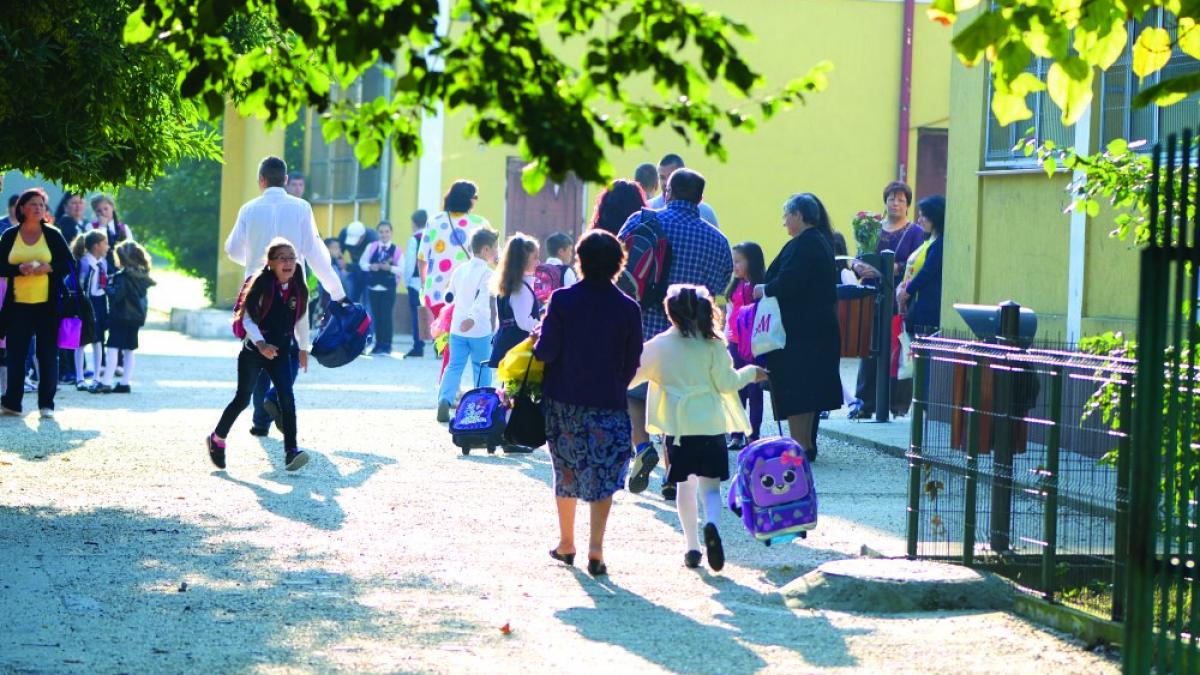 Şcoala a început fără paznici şi fără garduri 