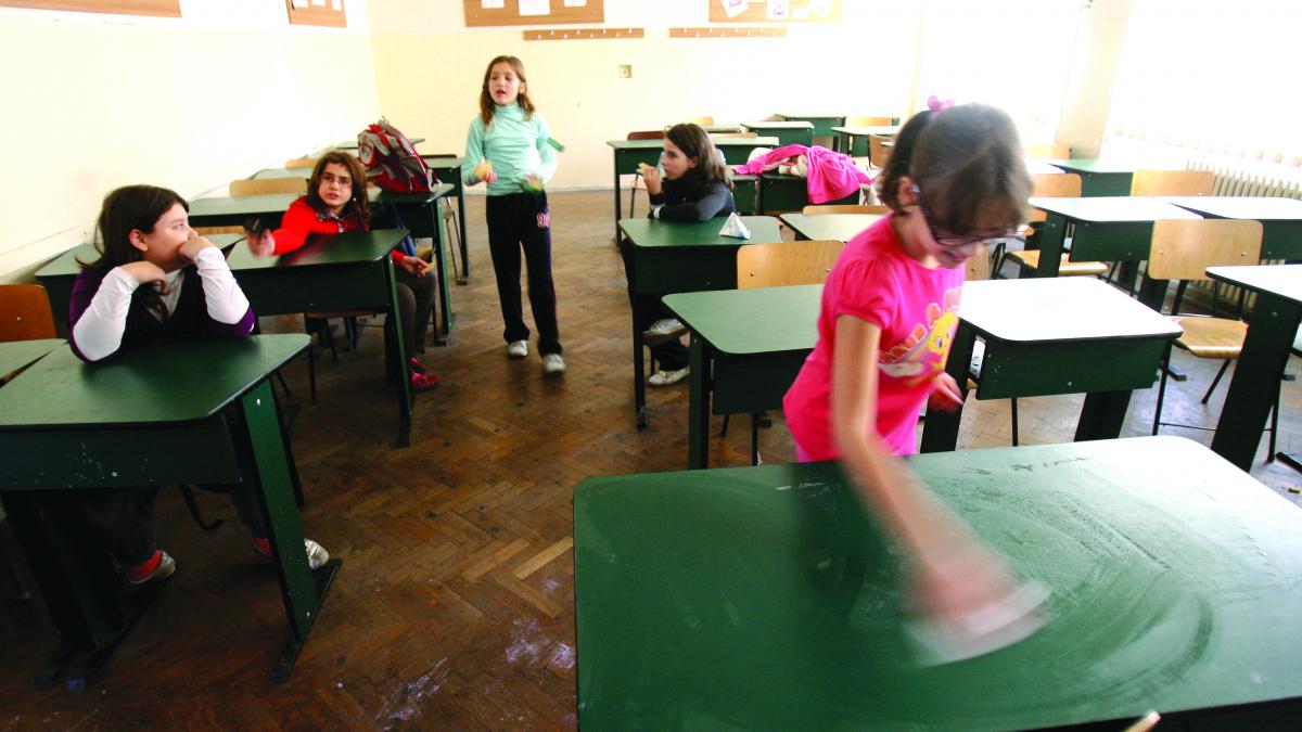  Elevii cer pedepsirea profesorilor care cer fondul şcolii