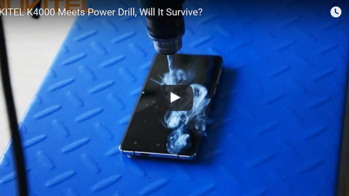 Cât rezistă un smartphone unei mașini de găurit. VIDEO
