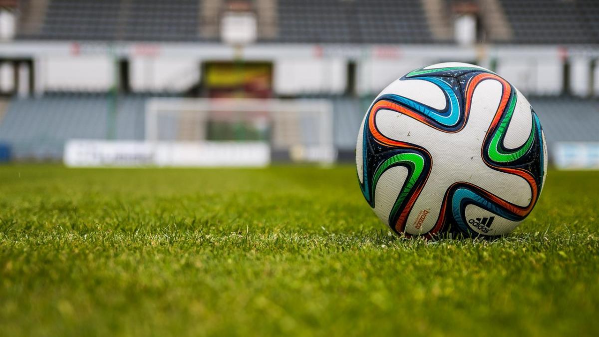 video socant arbitrul scoate pistolul in mijlocul partidei de fotbal