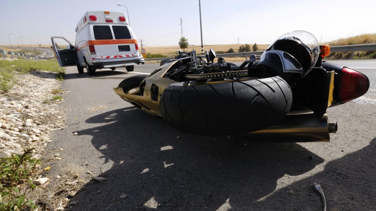 Motociclist rănit grav într-un accident rutier