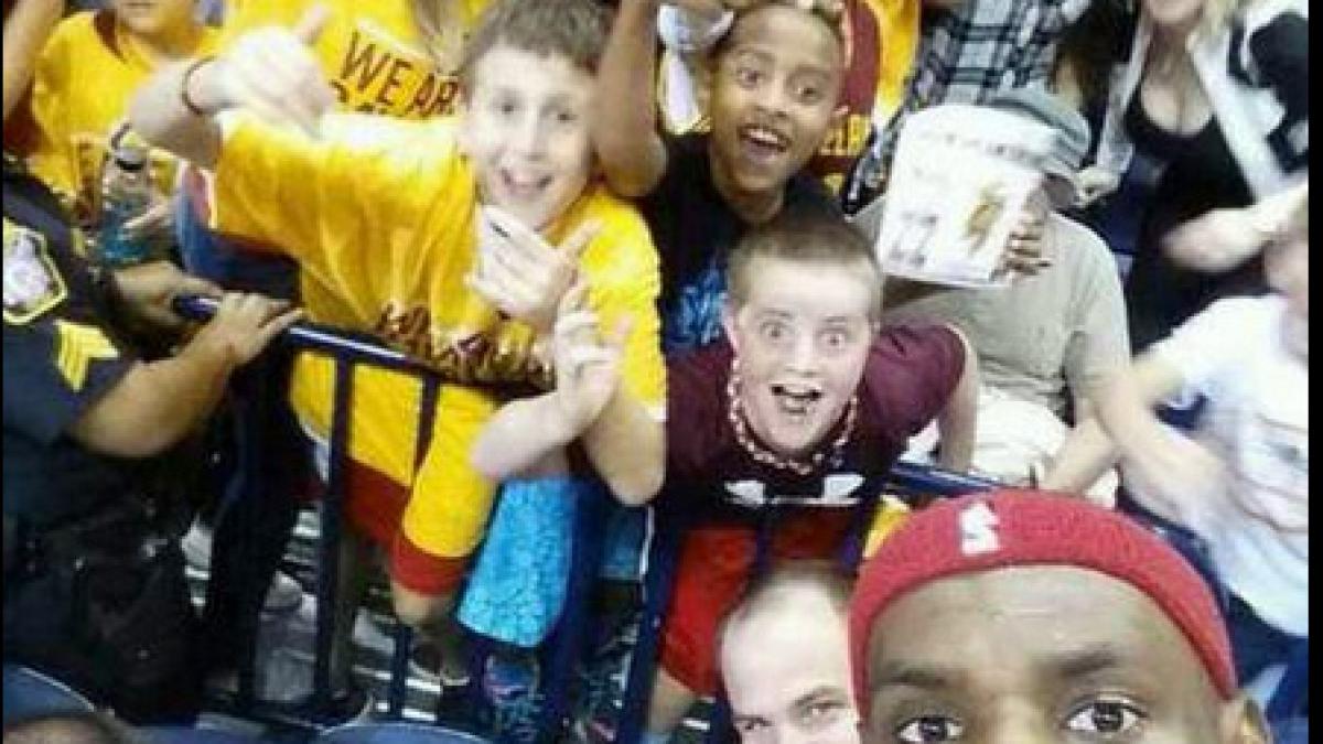 Baschetbalistul american LeBron şi-a făcut un selfie în timpul unui meci