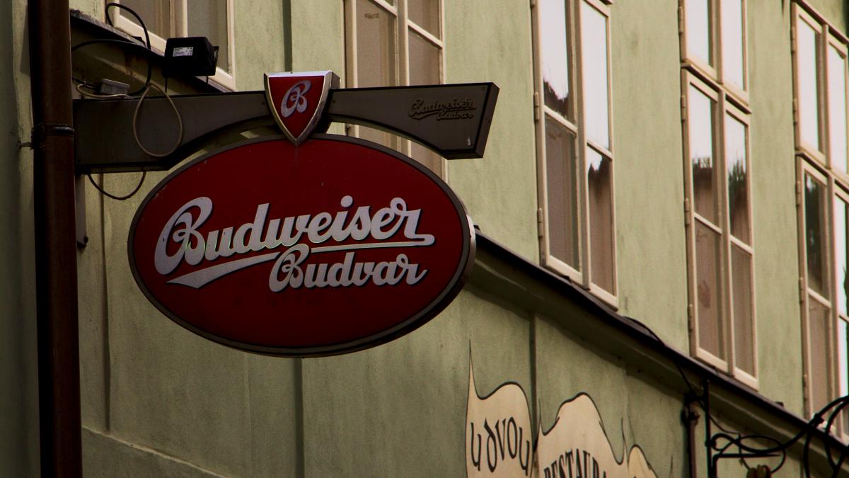 Budweiser va bea Pilsner Urquell
