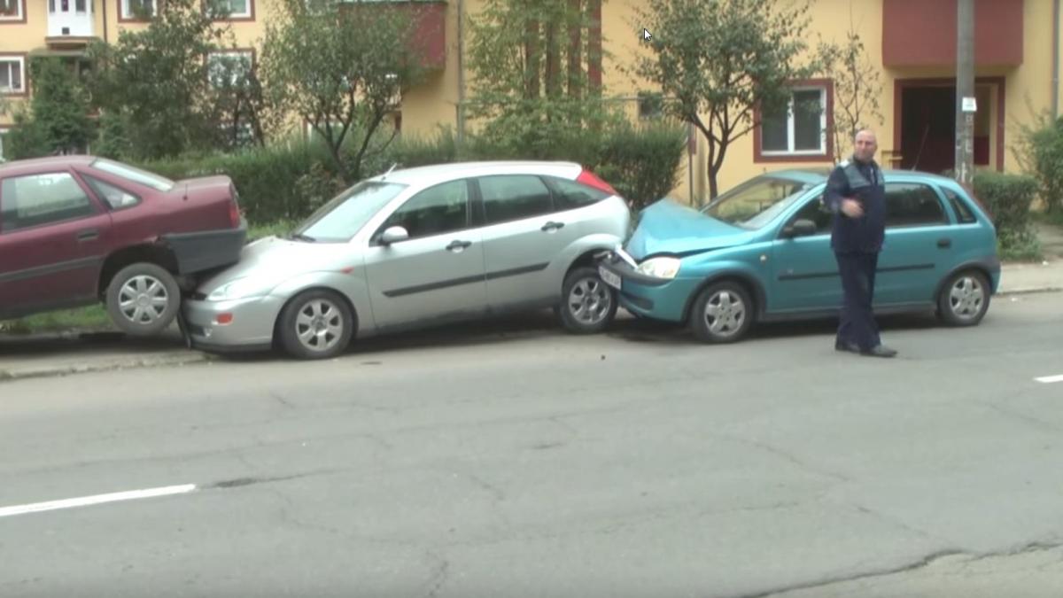 un accident de tot rasul trei masini aproape suprapuse de o tanara soferita