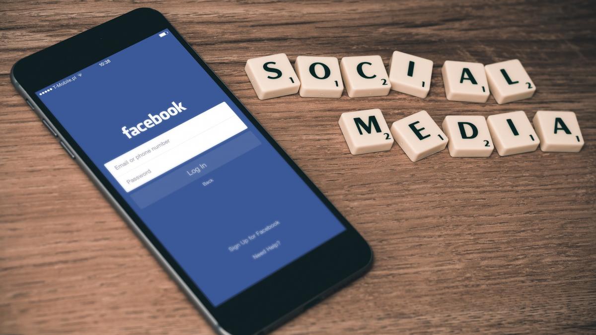 Ai aplicaţia FACEBOOK pe smartphone? Iată de ce trebuie să RENUNTI la ea